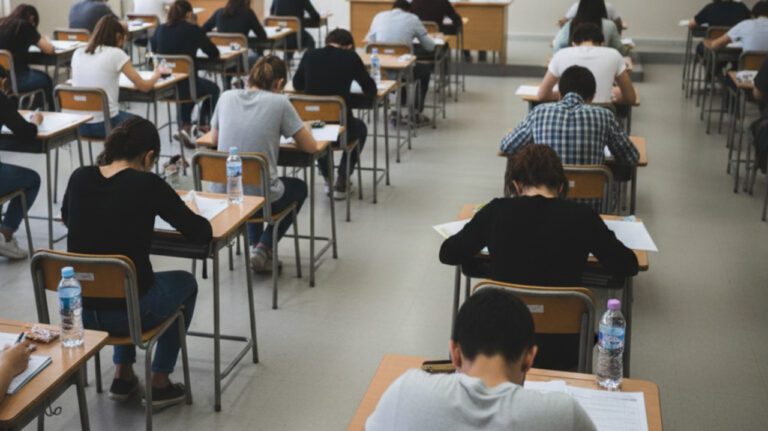 Enem começa neste domingo, dia 9 (Imagem: IA)