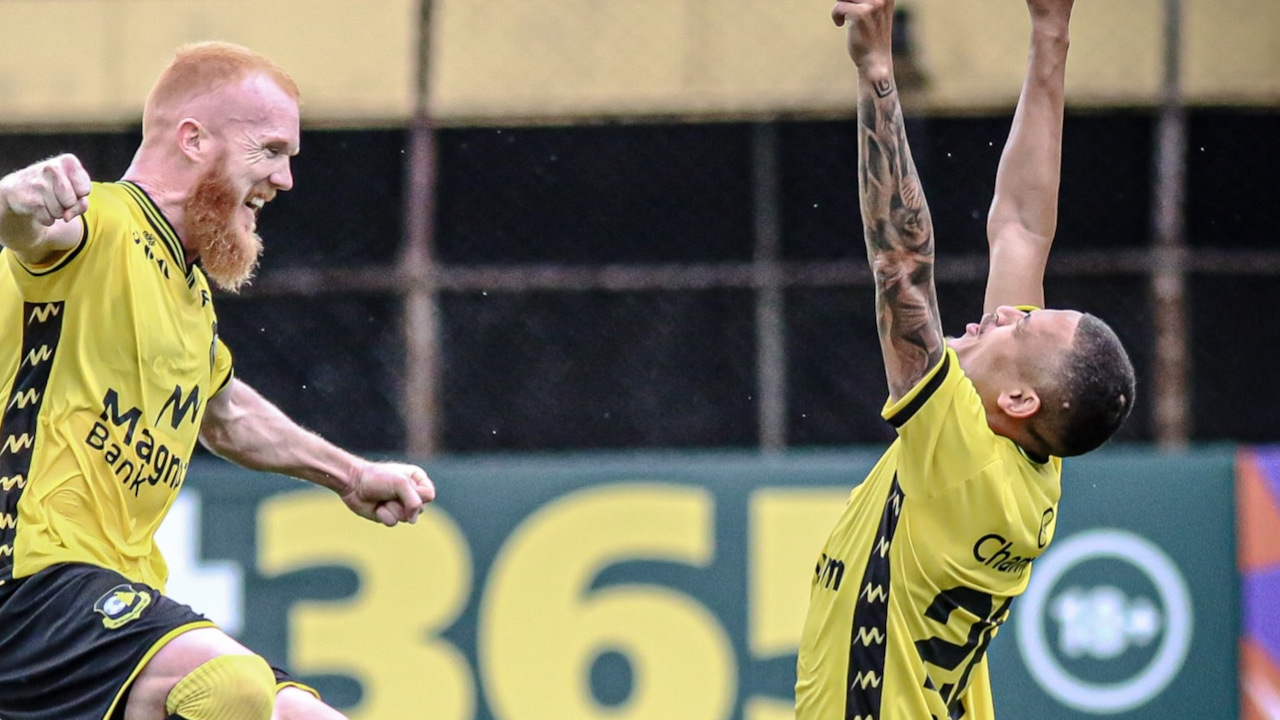 João Paulo (dir) comemora com Foguinho (Imagem: Janes Carvalho/Divulgação)