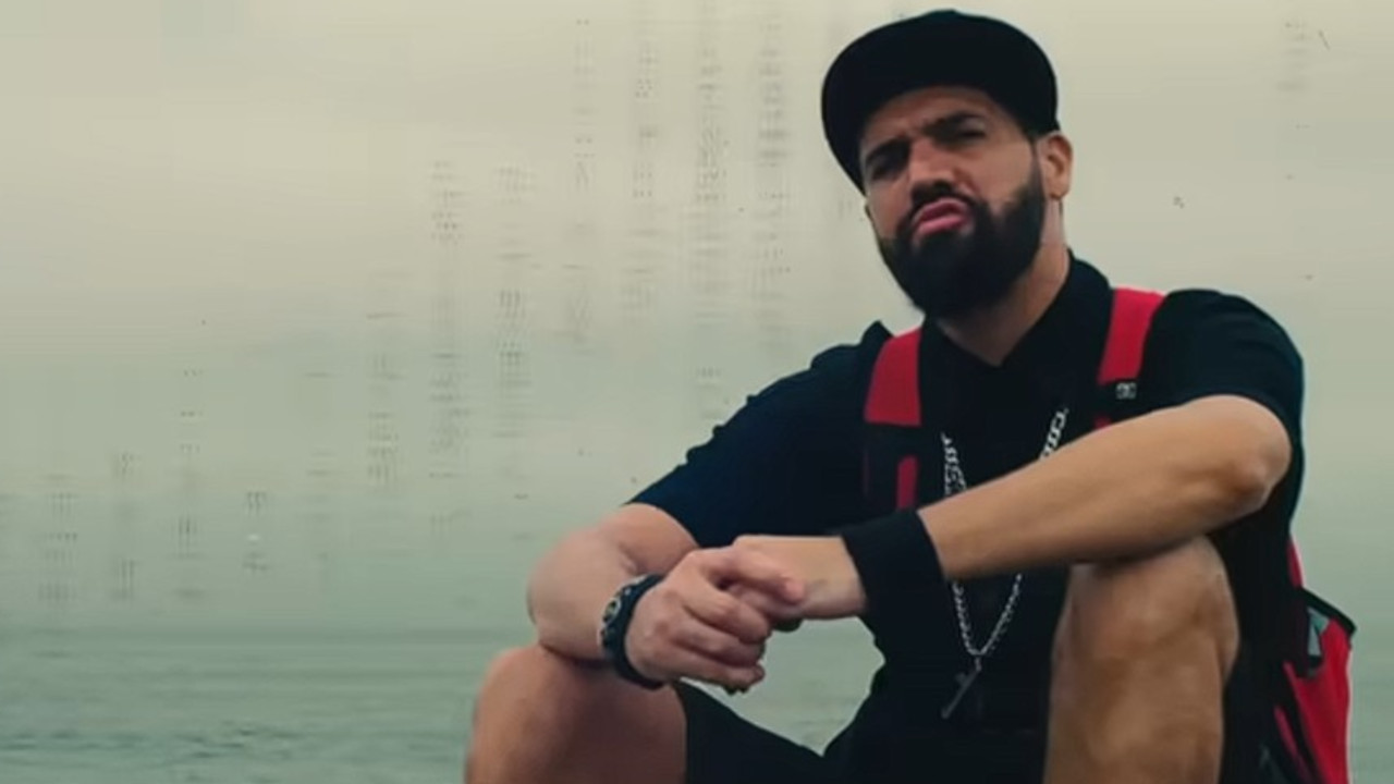 Cena do clipe 'Farol' (Imagem: Reprodução)