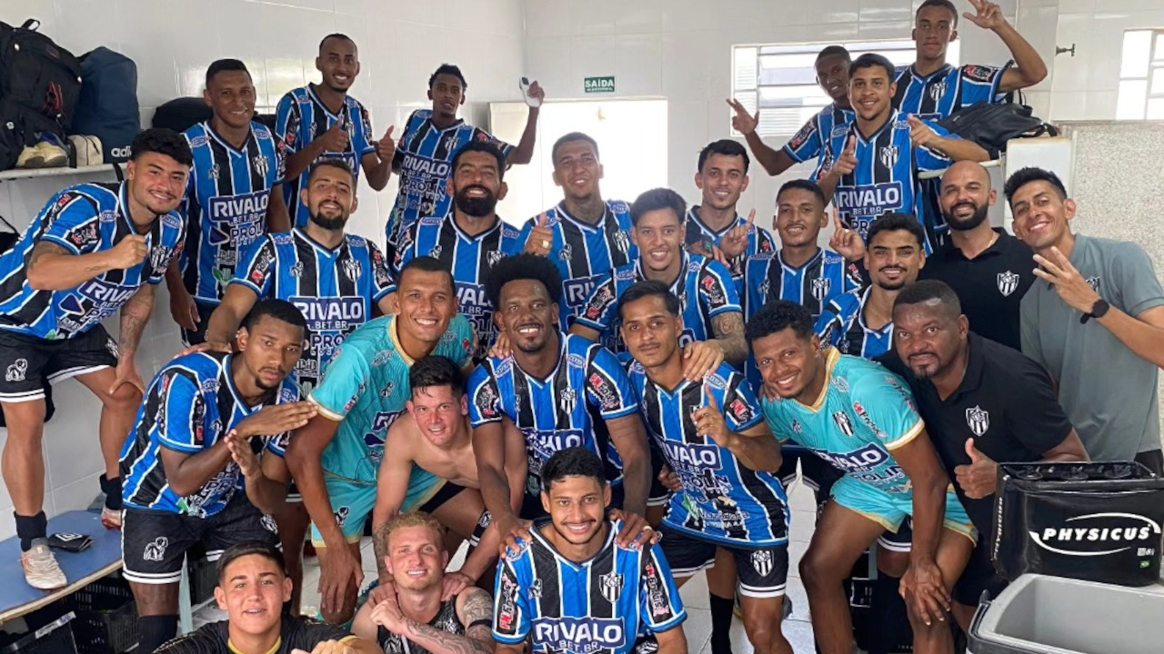 Jogadores celebram goleada fora de casa (Imagem: Divulgação)